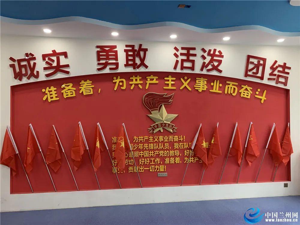 苏菲亚和安伯的休闲装